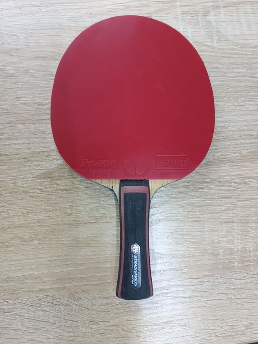 Профессиональная ракетка для тениса.