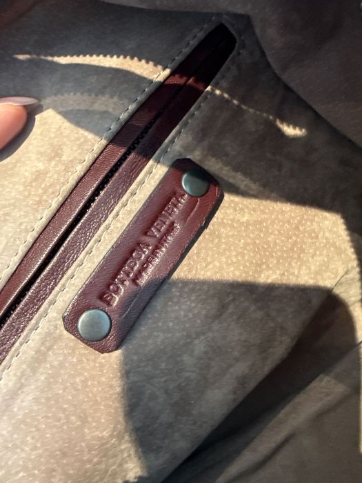 Дамска чанта в модерният Бордо цвят на Bottega Beneta
