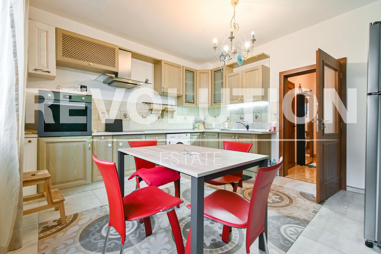 Дава се под наем Тристаен апартамент в София, Център - 102 кв.м за 1000 € - Снимка #1