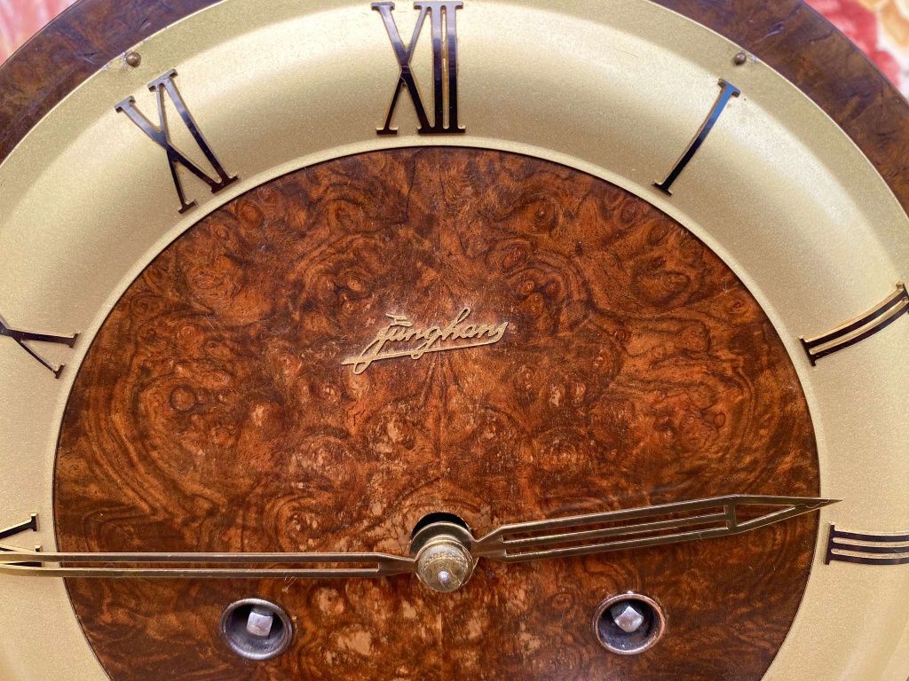 Каменен часовник Junghans