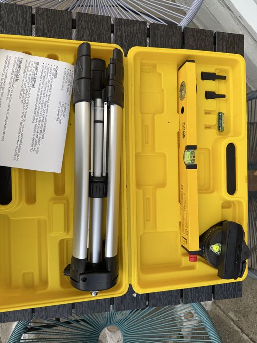 Set nivelă laser cu trepied și cutie – complet, ca nou!