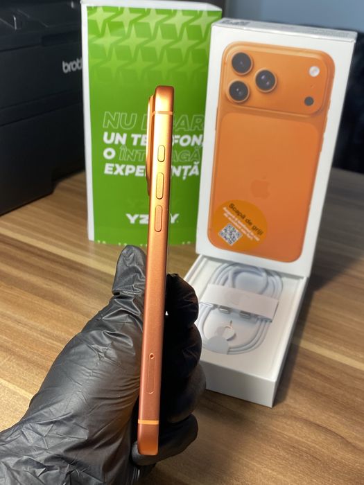 iPhone 17 Pro Max • 256 GB • Cosmic Orange