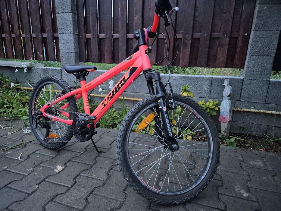 Bicicleta roz pentru fetite