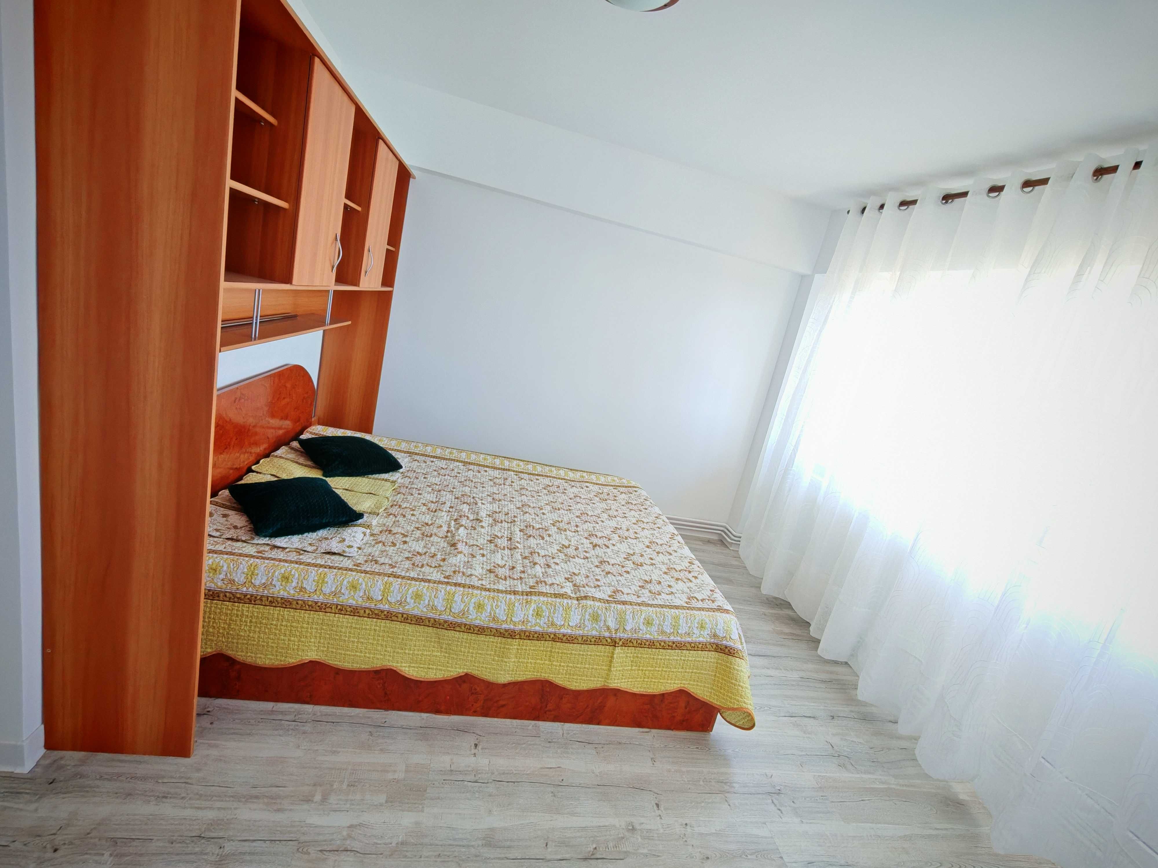 Apartament cu 2 camere, 3 balcoane, decomandat, situat în Micro 3