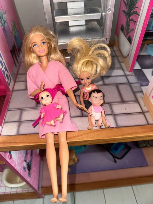 Casuta de papusi din lemn cu lift, mobilata si cu accesorii