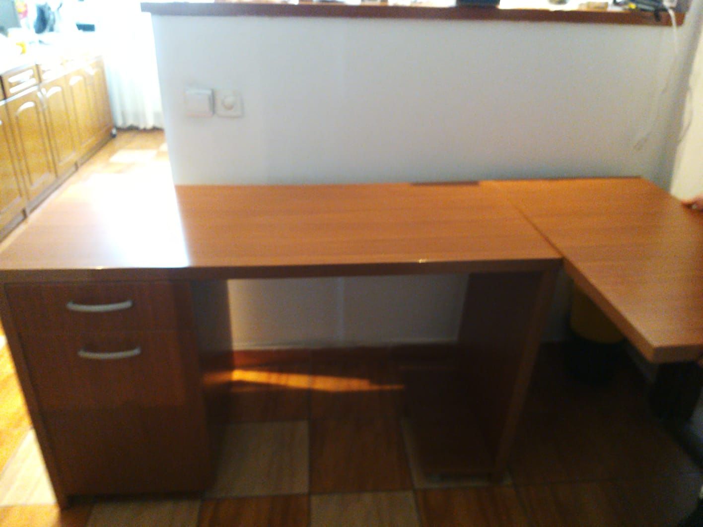 Birou,forma L cu suport unitate+ corp 4etajere,stare perfectă, ca nou