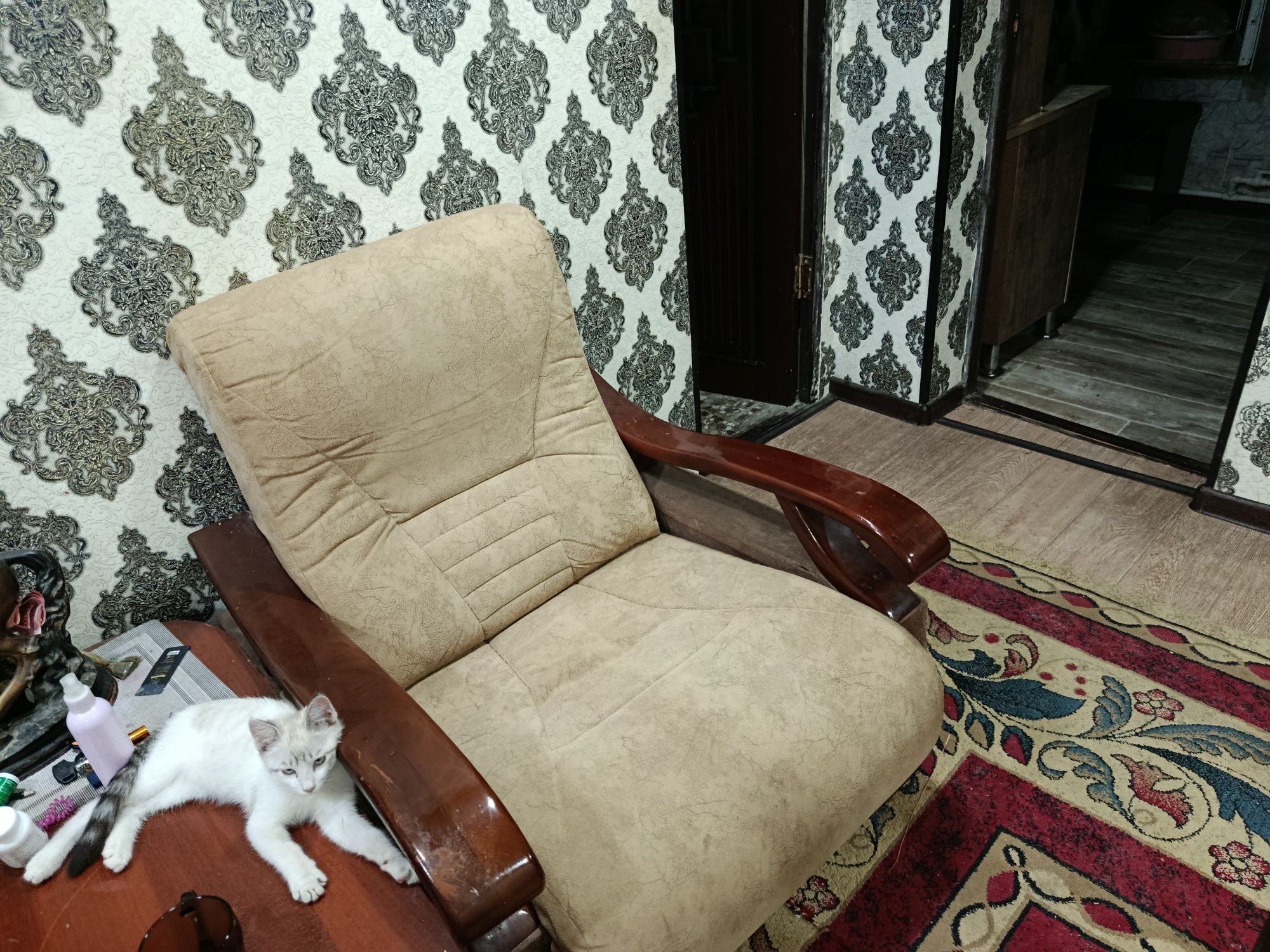 Продам мягкий диван с креслами