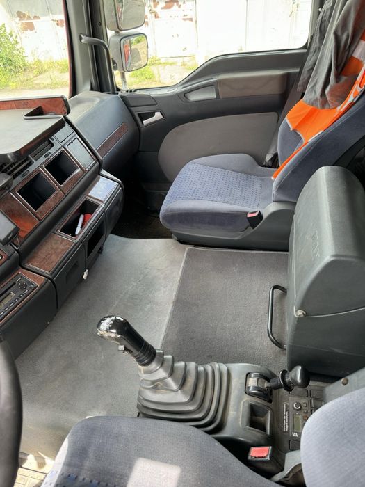 Camion fier vechi Abroll cu macara si container