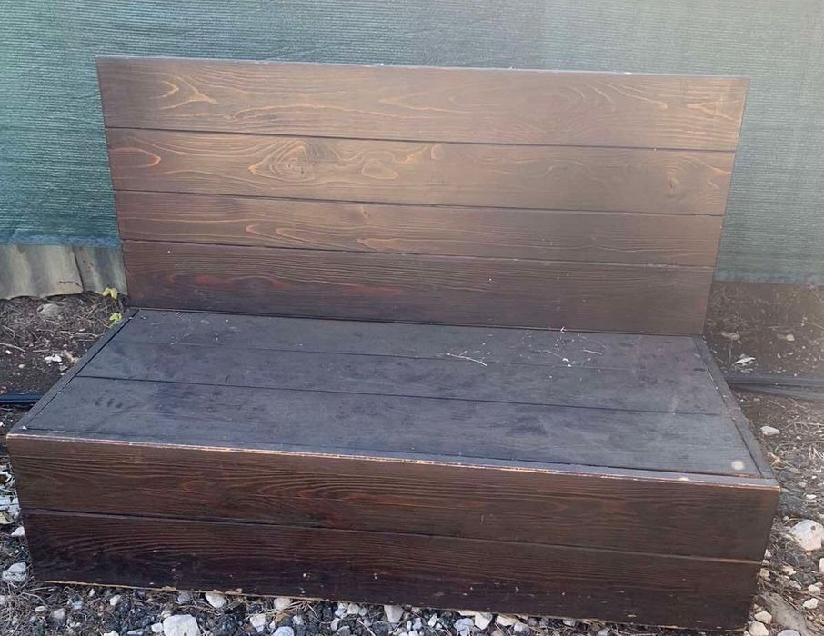 Дървени високи маси, щъркели и пейки