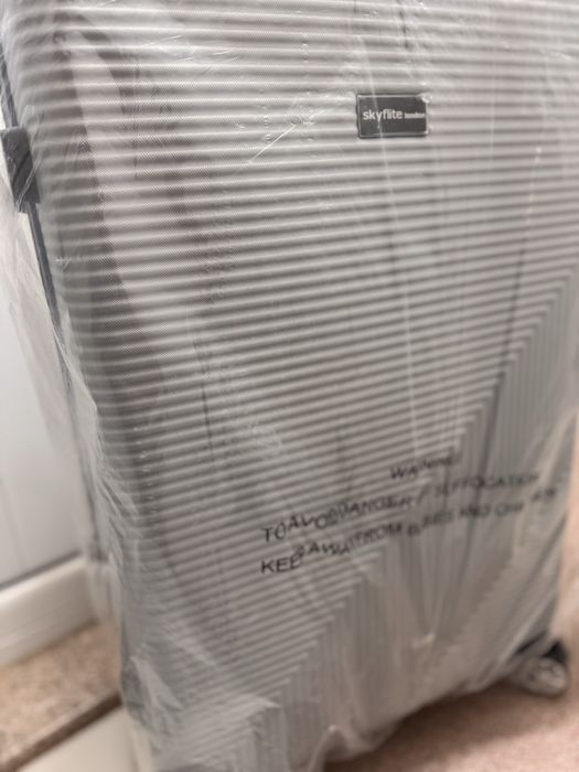 Ръчен куфар/сак с колелца Guess и голям куфар