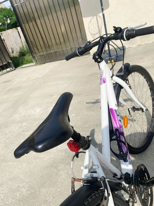Bicicletă Fete Rockrider 340 – roți 26 inch, 18 viteze 
Descriere