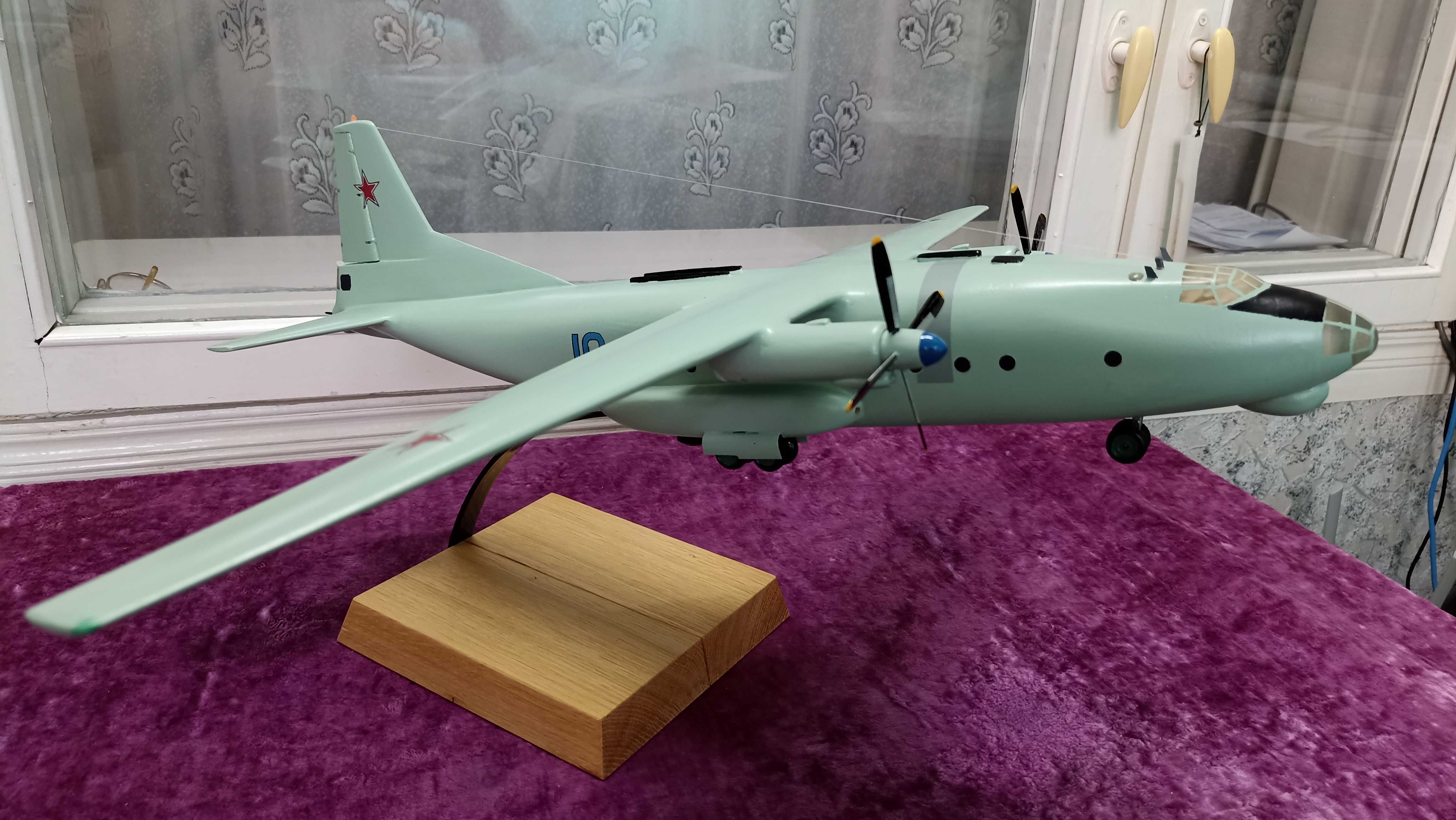 продаётся самолёт ан8  выполнен полностью из ерева
