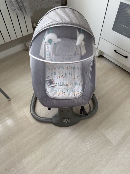 Шезлонг новыйлай тұр,аз жатты.Барлығы жасап тұр,өзі тербетеді.