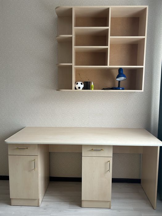 Продам ученический стол в отличном состоянии с полкой.