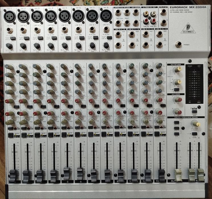 Микшерный пульт.