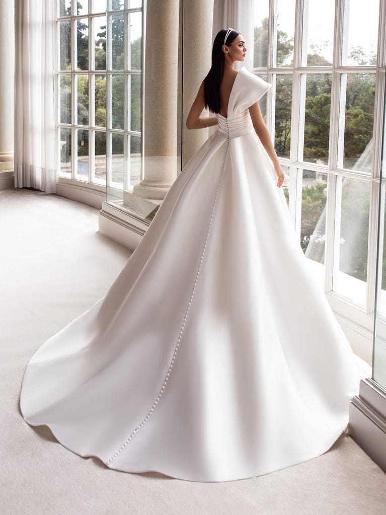 Vând rochie + voal mireasă marca Pronovias Barcelona