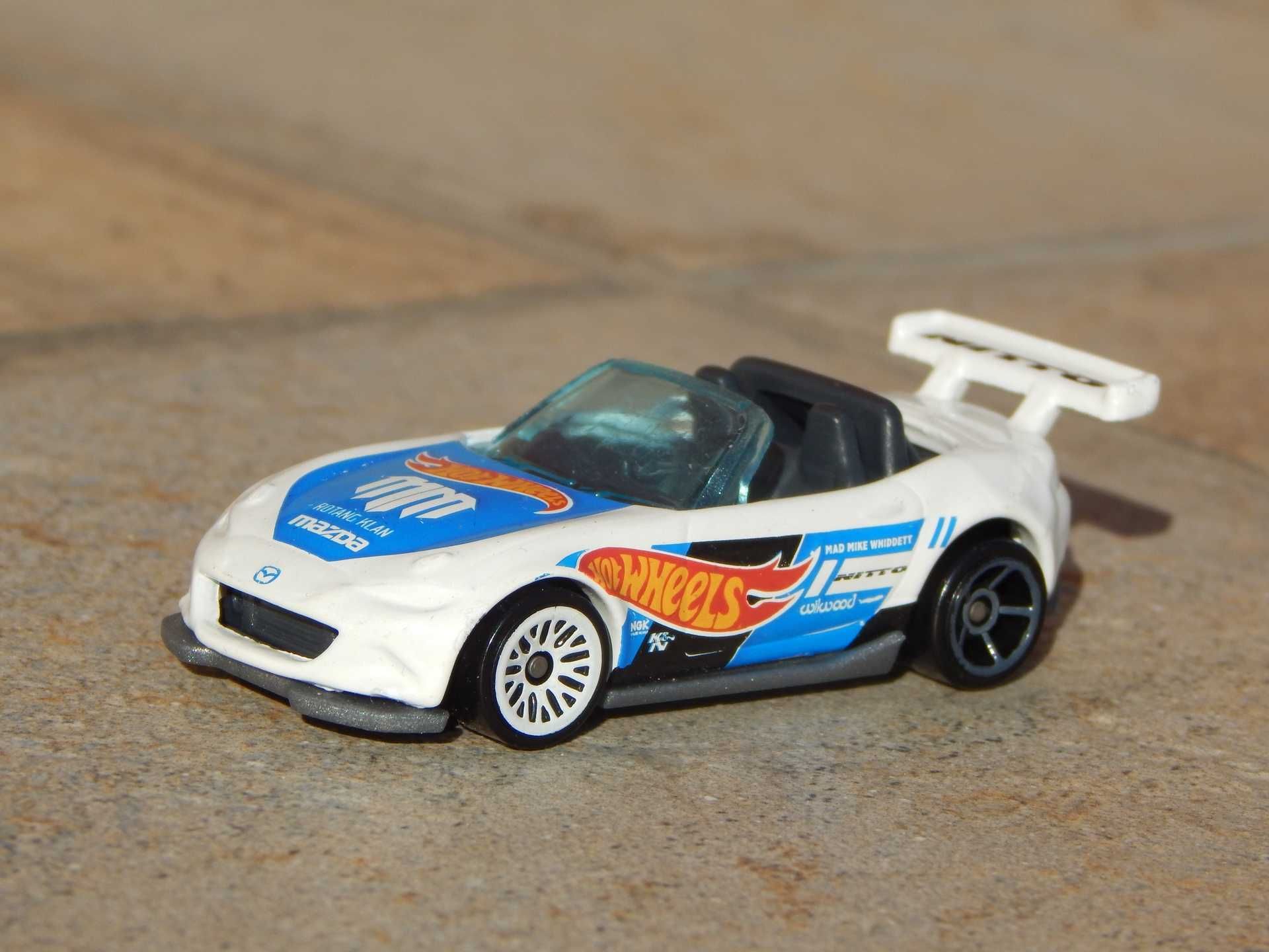 Macheta Mazda MX-5 Miata 2015 Hot Wheels scara 1:64