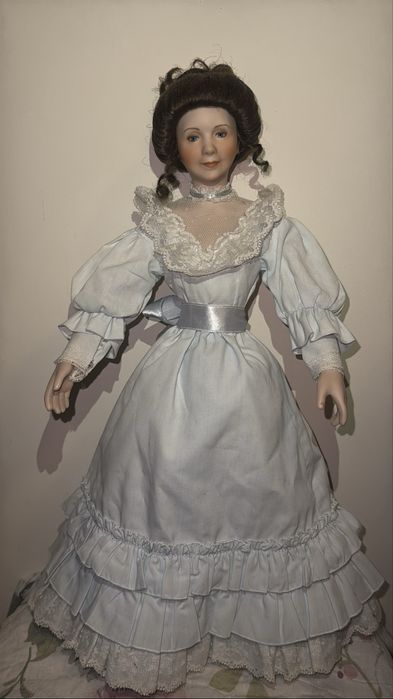 Papusa portelan semnata