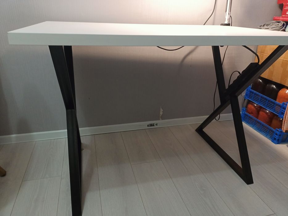 Компьютерный стол в идияльном состоянии