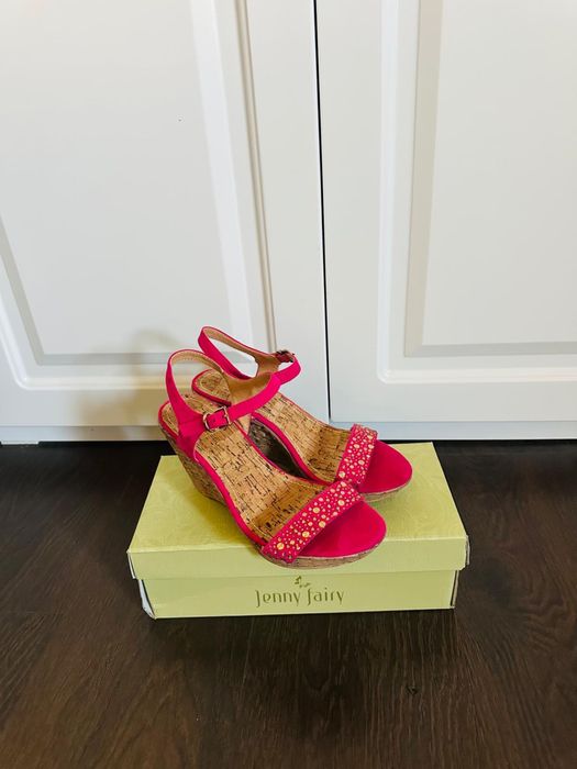 Sandale cu platforma roz cu strasuri , numarul 39