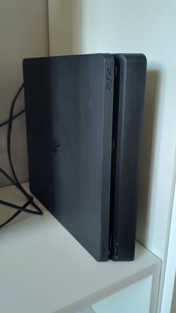 PS4 Slim + 5 игри + 2 контролера