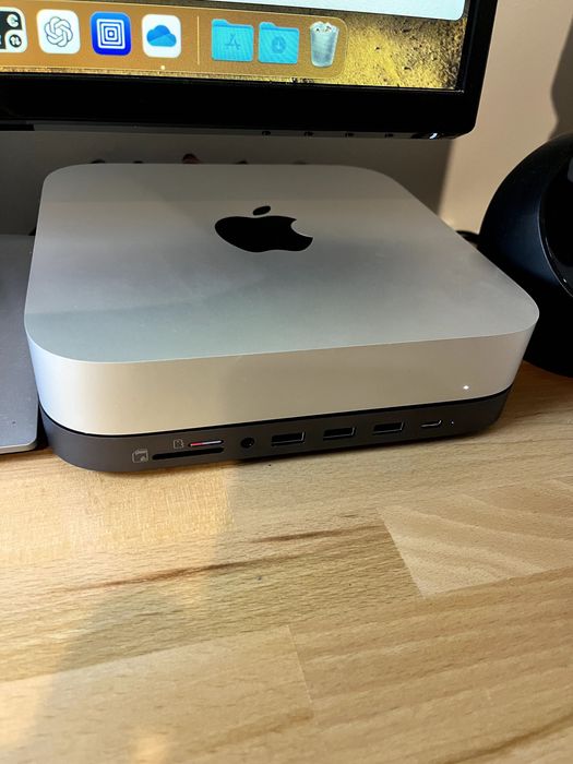 Vând Apple Mac Mini M2 + Hub Satechi