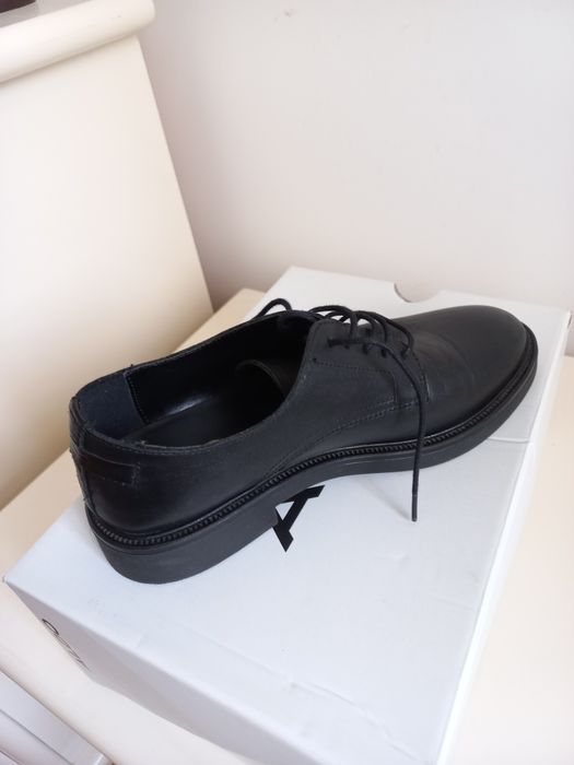 Vând pantofi din piele marca ALDO.