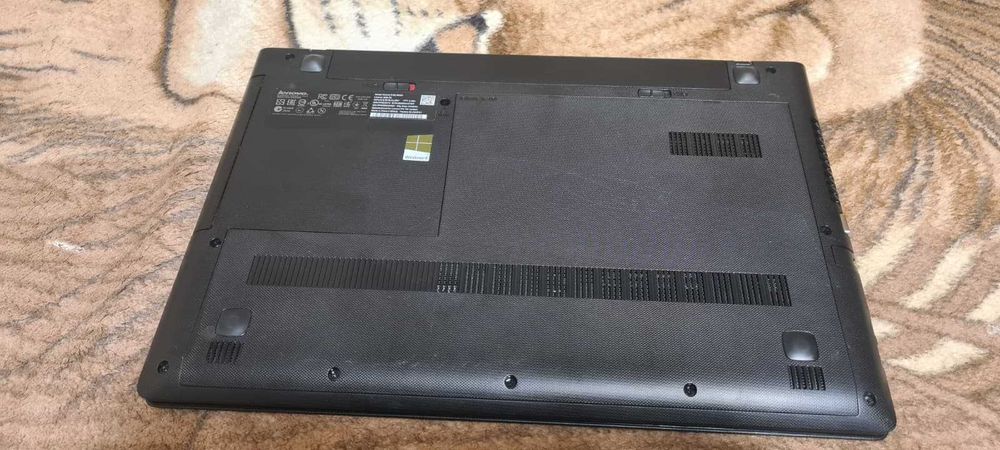 Laptop Lenovo cu procesor Celeron N2840,8 Gb RAM si SSD de 120 Gb