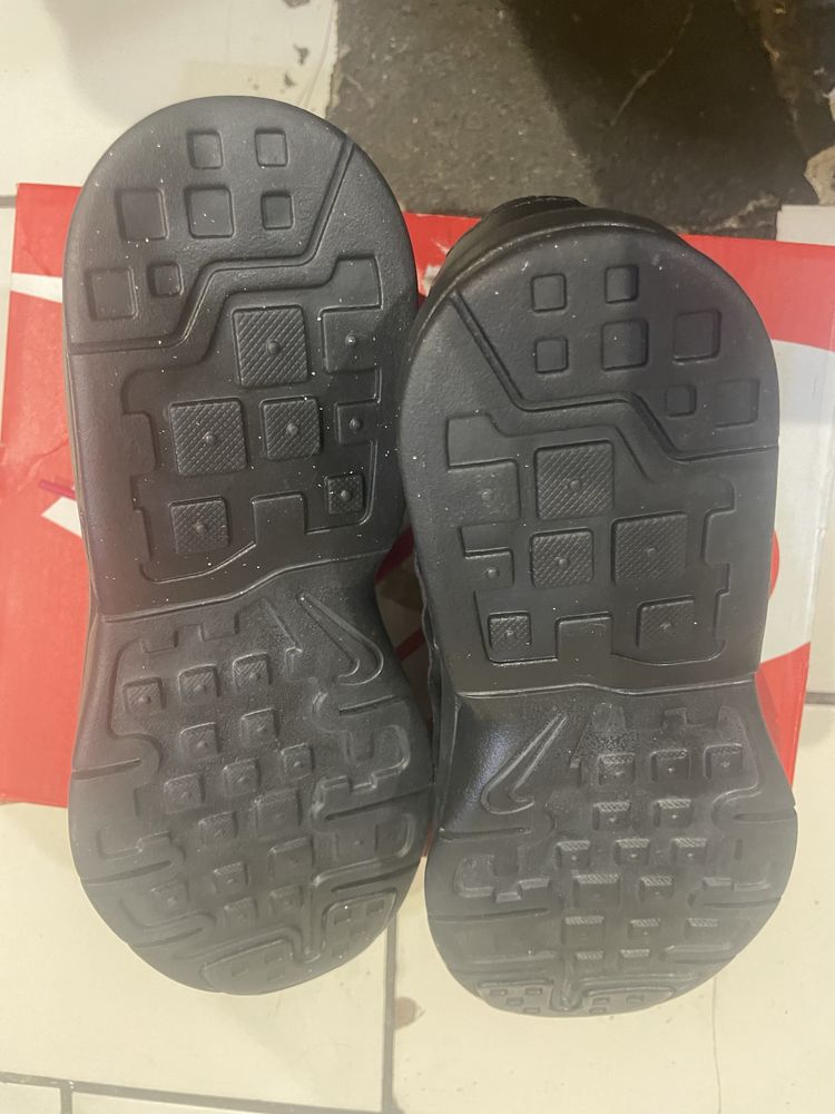Детски нови маратонки Nike air max 33.5