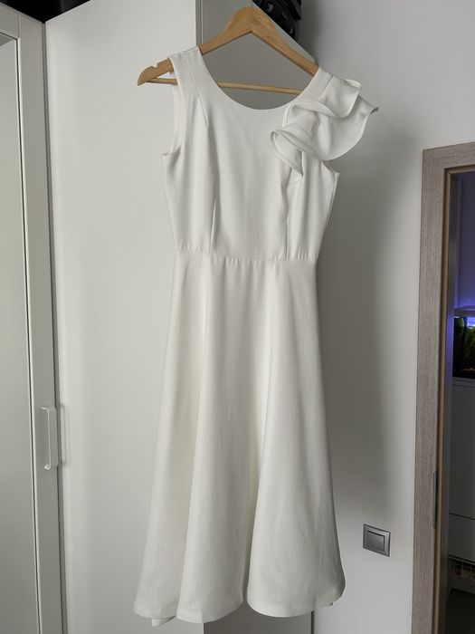 Rochie din stofa alba midi in clos cu volanas pe umar