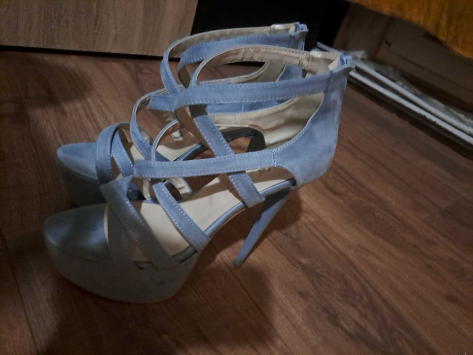 Дамски обувки на висок ток