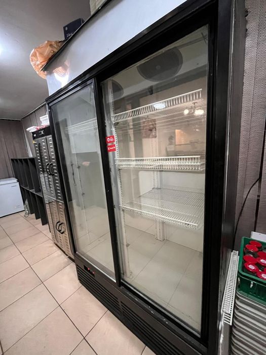 Продаётся двухкамерный холодильник.