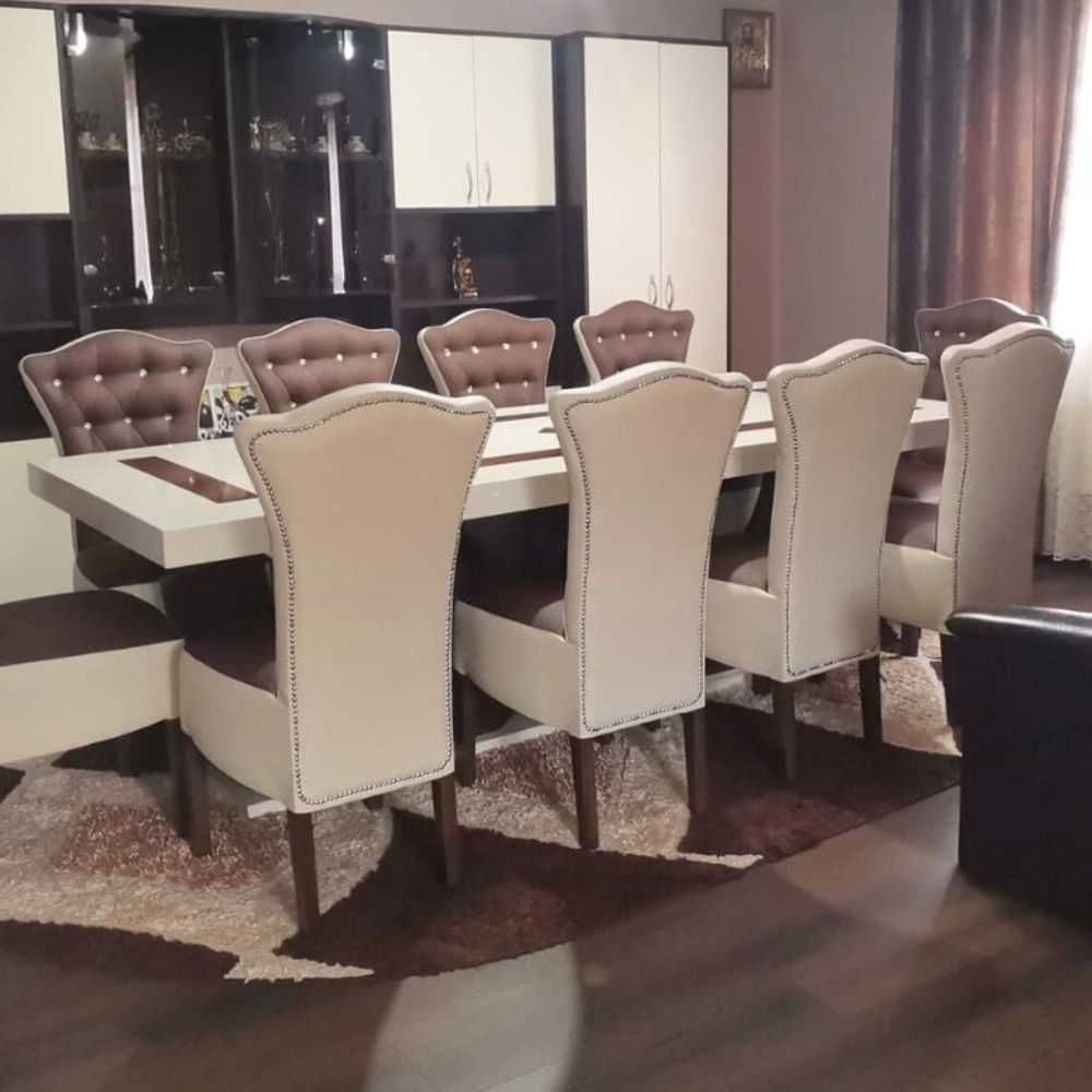 Masă mare cu 10 scaune din piele crem cu maro