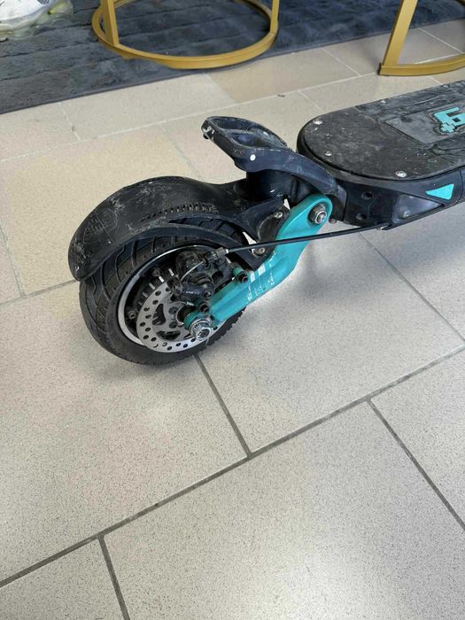 Продавам Електрическа тротинетка Vsett 9+ 48V15,6Ah