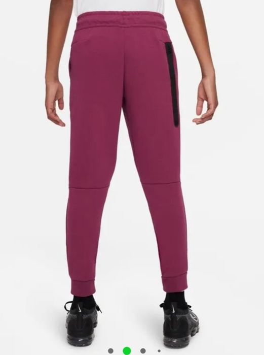 Оригинално долнище на Nike Tech! 128-137.см.