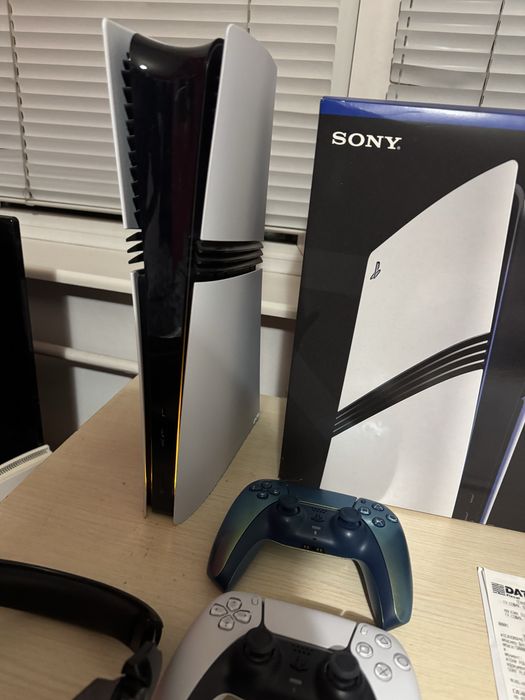 PS5 Pro 2TB плюс втори контролер и слушалки Logitech G935