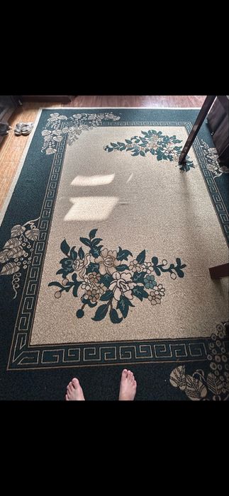 Срочно продаются 4 ковра, 1  большая кровать, 1 двухэтажная кровать