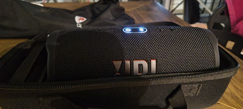 JBL Charge 5 със защитен калъф