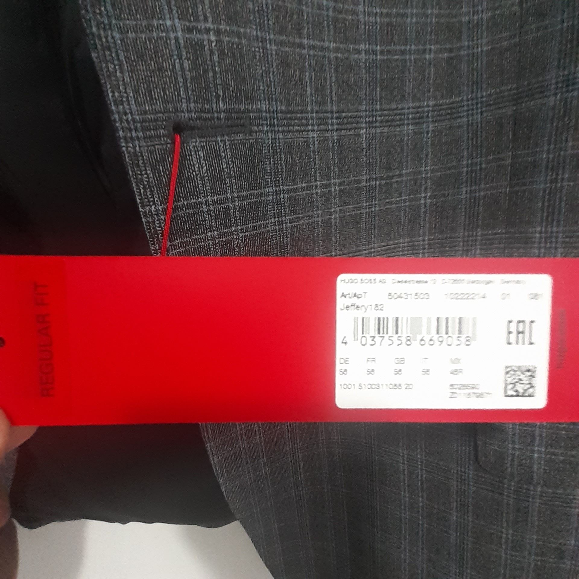 Sacou  HUGO BOSS RED original nou cu eticheta marimea 56/XXL.