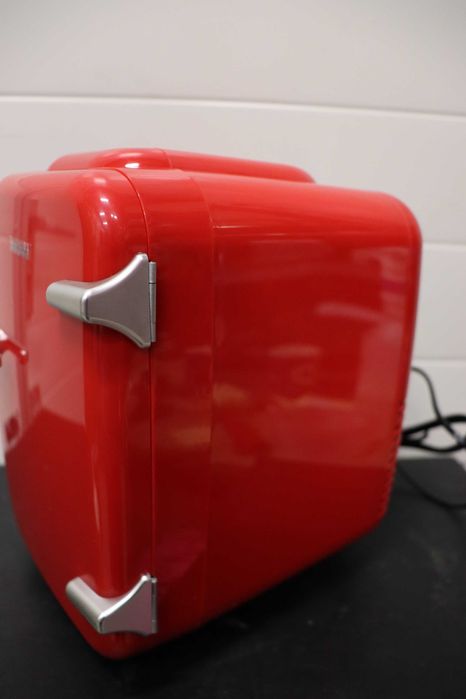 Мини хладилник Cecotec Bolero MiniCooling 4L, работа с 12V-220V