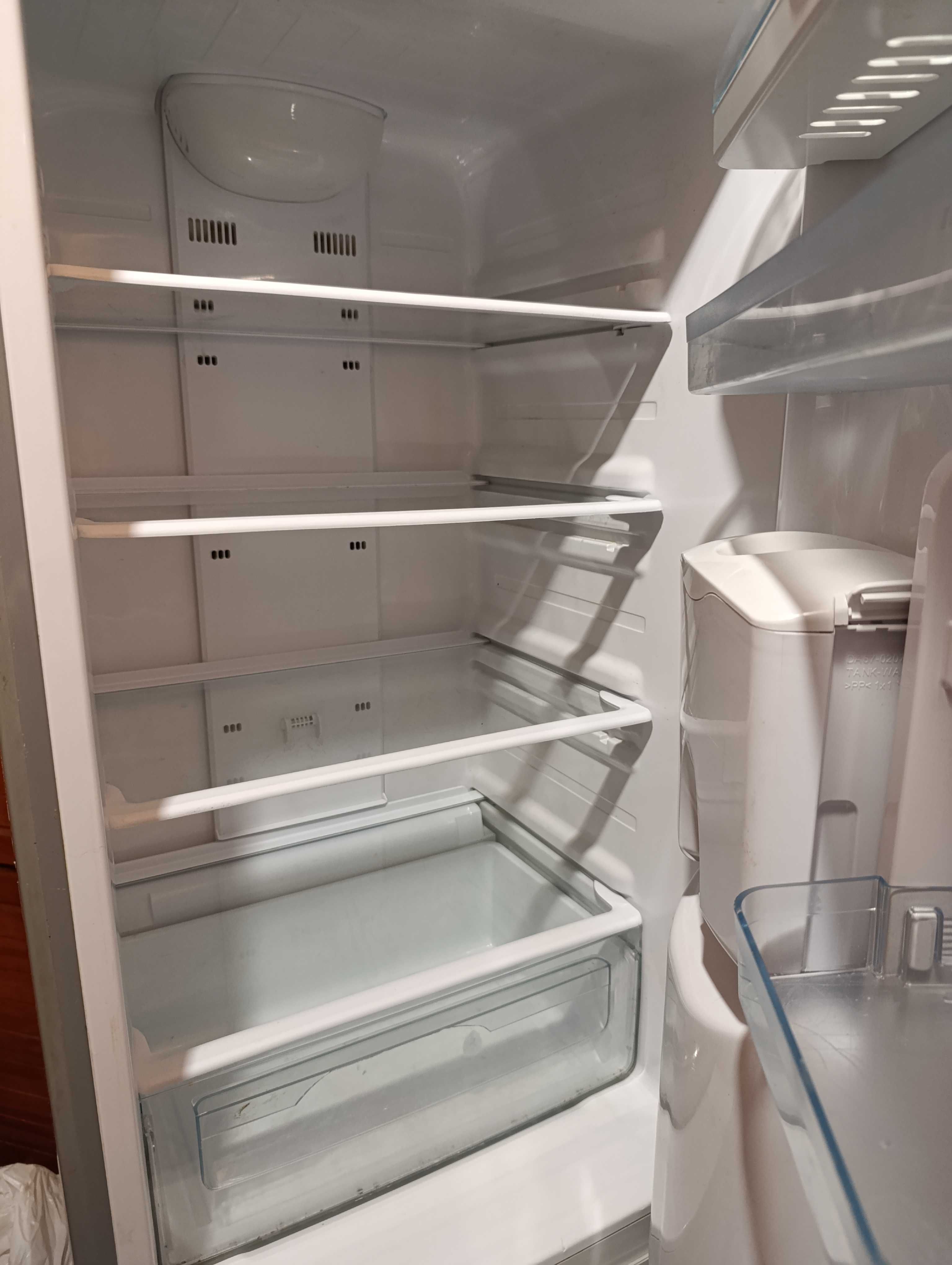 Продавам хладилник Самсунг