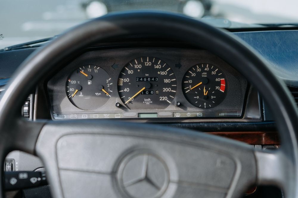 Mercedes-Benz 200 CE (W124 Coupé) – Vehicul istoric autentic. AC