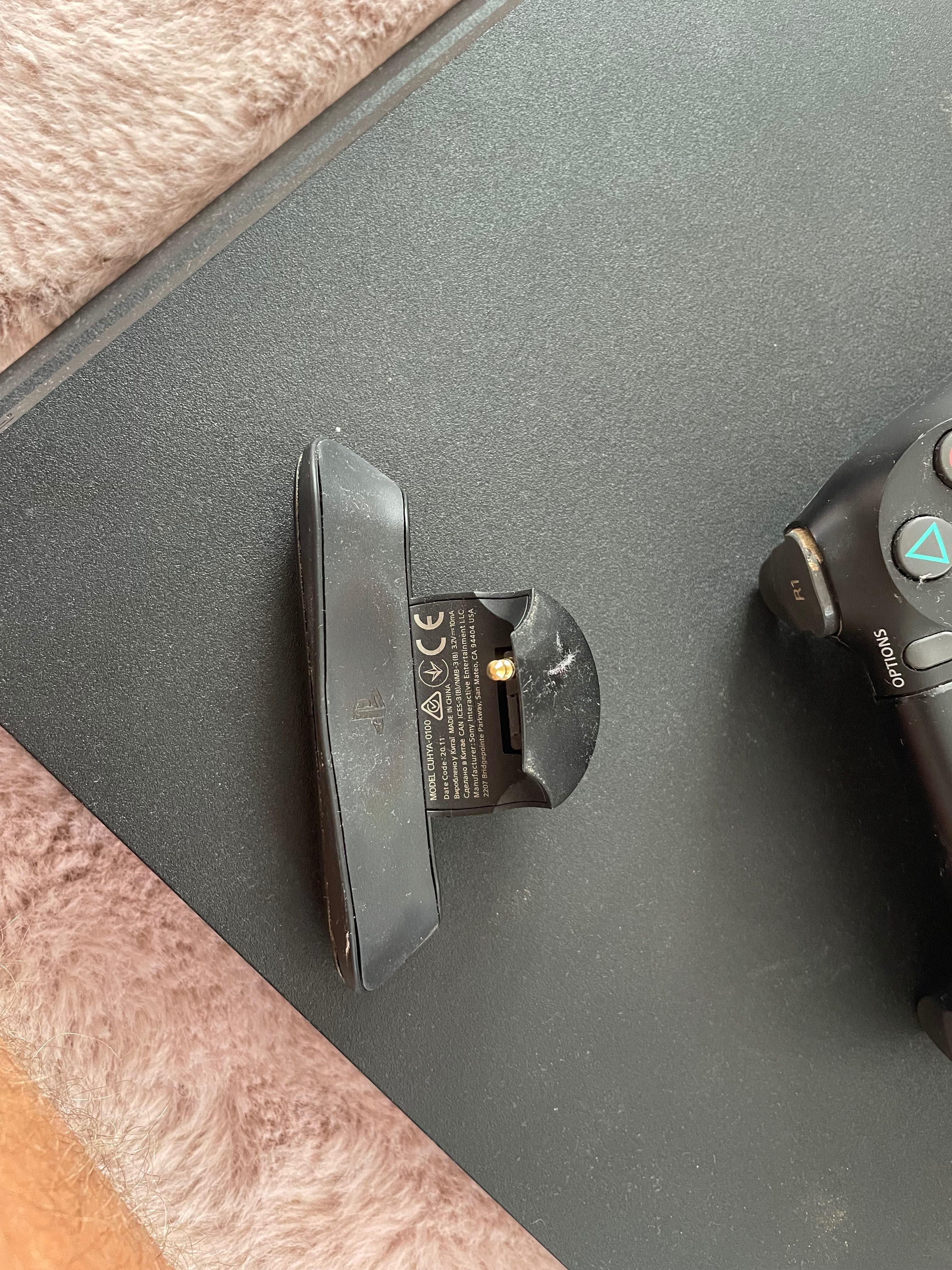 PS4 500GB два джойстика единия с две добавки и 2TB допълнителни място
