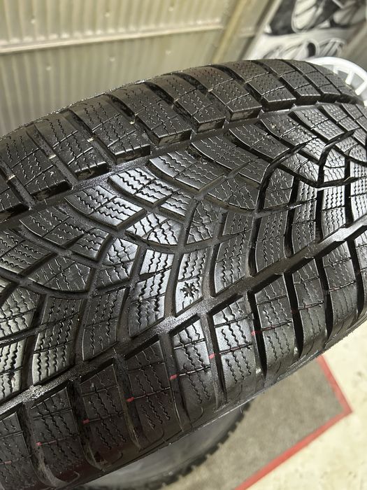 215/55/17 Goodyear Ultra Grip Performance Gen 1 Зимни 4 броя 9 мм