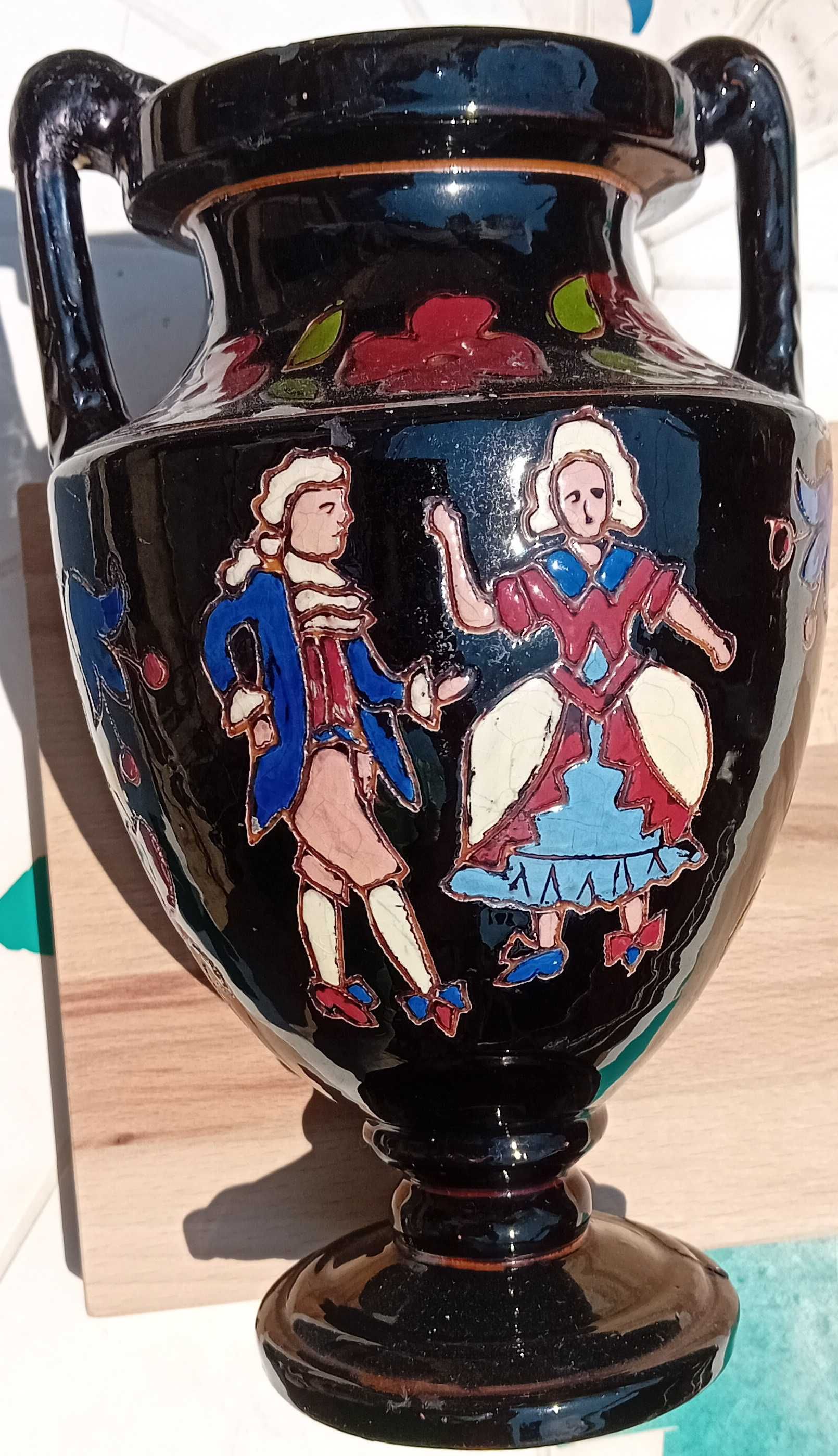 Старинна, ръчно рисувана ваза.
