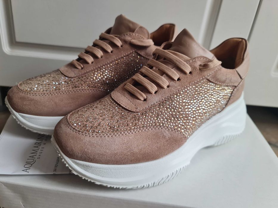 AQUAMARINE естествен велур и инкрустации.