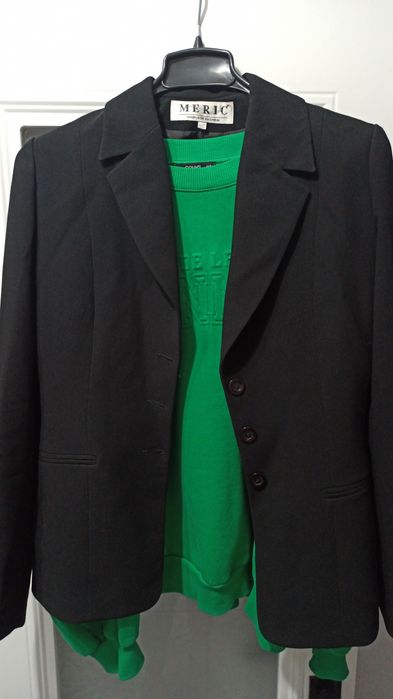 В продаже женские пиджаки классика.