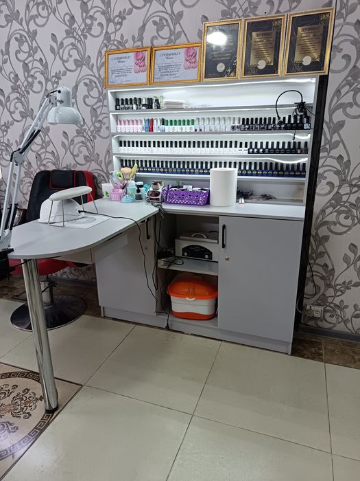 Маникюрный стол.