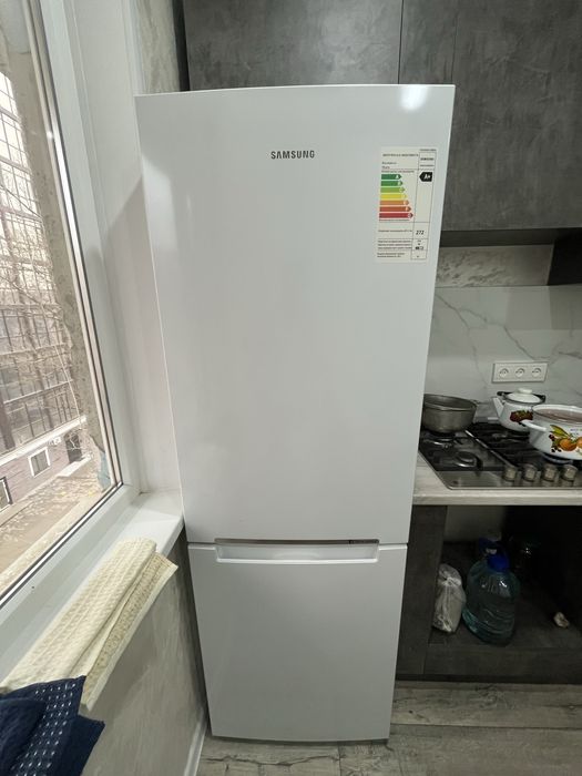 Холодильник самсунг почти новый