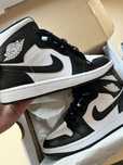 jordan 1 mid black/white.
